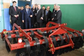 Владимир Гройсман во время посещения аграрного университета