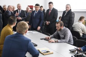 Владимир Гройсман во время посещения аграрного университета