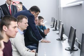 Владимир Гройсман во время посещения аграрного университета