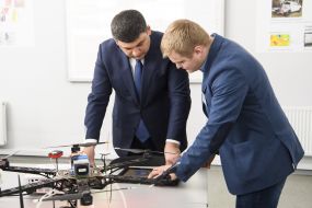 Владимир Гройсман во время посещения аграрного университета