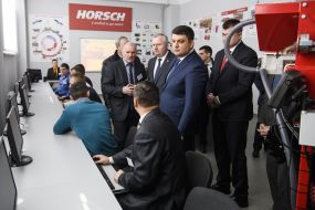 Владимир Гройсман во время посещения аграрного университета