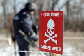 Warning sign with the words "Danger mines!"