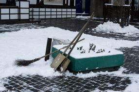 Лопаты и метла