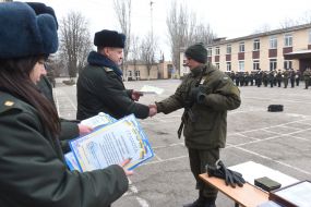 Ruslan Glukhovets presents the award