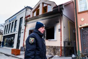 Сотрудник полиции возле здания Общества Венгерской культуры Закарпатья