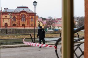 Сотрудник полиции возле здания Общества Венгерской культуры Закарпатья