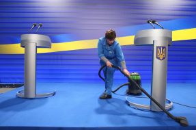 Cleaning before Peter Poroshenko's press conference