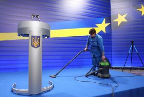 Cleaning before Peter Poroshenko's press conference