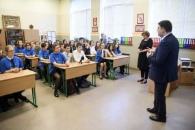 Vladimir Groysman visited the Ukrainian school