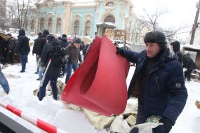 Dismantling of a tent camp near VRU