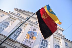 Красно-черный флаг и флаг Украины 