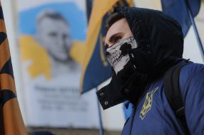 Участник факельного шествия