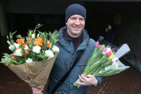 Чоловік з букетом квітів