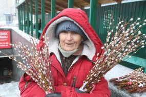 Жінка продає гілочки верби (котики)