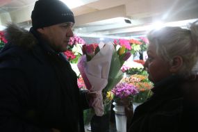 Торгівля квітами в підземному переході