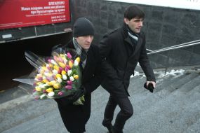 Чоловік з букетом квітів