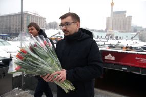 Чоловік з букетом квітів