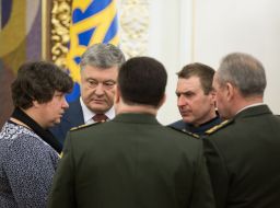 Petro Poroshenko presents the award to Sabina Galitskaya's parents