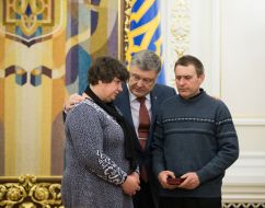 Petro Poroshenko presents the award to Sabina Galitskaya's parents