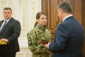 Petro Poroshenko presents a reward