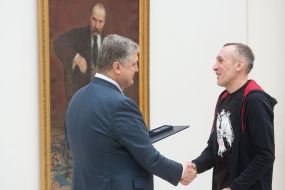 Petro Poroshenko, Volodymyr Tykhyi