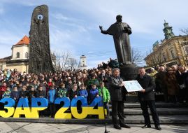 Handing in a certificate of setting a record