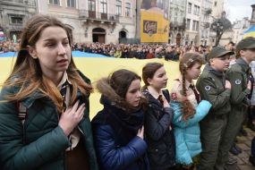 Люди развернули флаг Украины