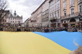 Люди развернули флаг Украины