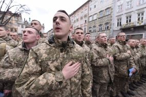 Военнослужащие поют гимн Украины