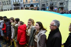 Люди развернули флаг Украины и спели гимн