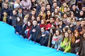 Люди развернули флаг Украины и спели гимн