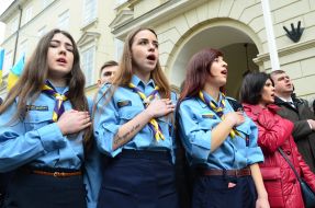 Люди поют гимн Украины