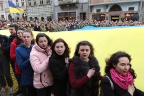 Люди развернули флаг Украины и спели гимн