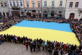 Люди развернули флаг Украины и спели гимн