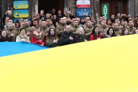 Люди развернули флаг Украины и спели гимн