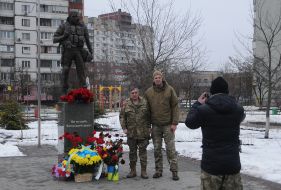 Laying flowers at the Volunteer Soldier Monument