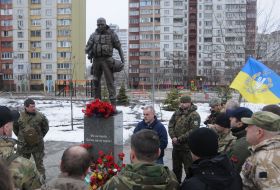 Laying flowers at the Volunteer Soldier Monument