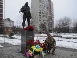 Laying flowers at the Volunteer Soldier Monument