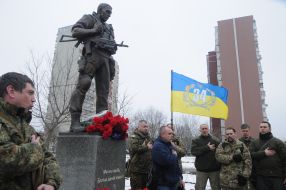 Laying flowers at the Volunteer Soldier Monument