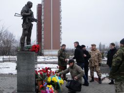 Laying flowers at the Volunteer Soldier Monument