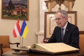Alexander van der Bellen records in the Book of Honored Guests of the City