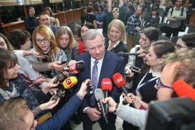 Yakov Smolij answers the questions of journalists