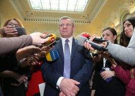 Yakov Smolij answers the questions of journalists