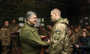 Petro Poroshenko presents the military awards