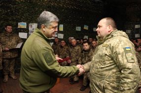 Petro Poroshenko presents the military awards