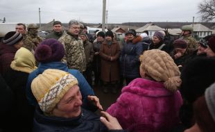 Petro Poroshenko communicates with local residents