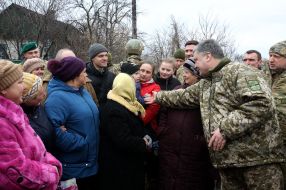 Petro Poroshenko communicates with local residents