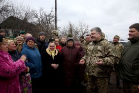 Петр Порошенко общается с местными жителями