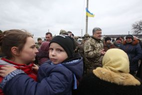 Петр Порошенко общается с местными жителями