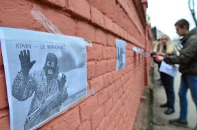 Postcards on fences of the consulate of the Russian Federation
